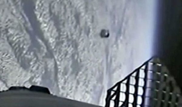 Điều “đáng ngờ” là vật thể đó vừa xuất hiện và bay lờ lững được 1 - 2 giây thì SpaceX bất ngờ cắt luôn hình ảnh, chuyển sang quay cảnh khác để tiếp tục livestream.