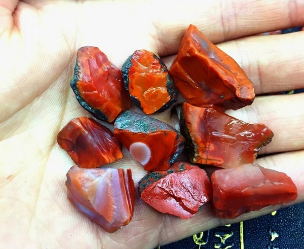 Trải qua các thời kỳ văn hóa cổ đại như thời chiếm hữu nô lệ, thời phong kiến cho tới thời hiện đại ngày nay. Giai đoạn đầu đá mã não chủ yếu được sử dụng như một loại bùa để cầu nguyện, chống lại các tai ương cho con người như thiên tai, dịch bệnh.