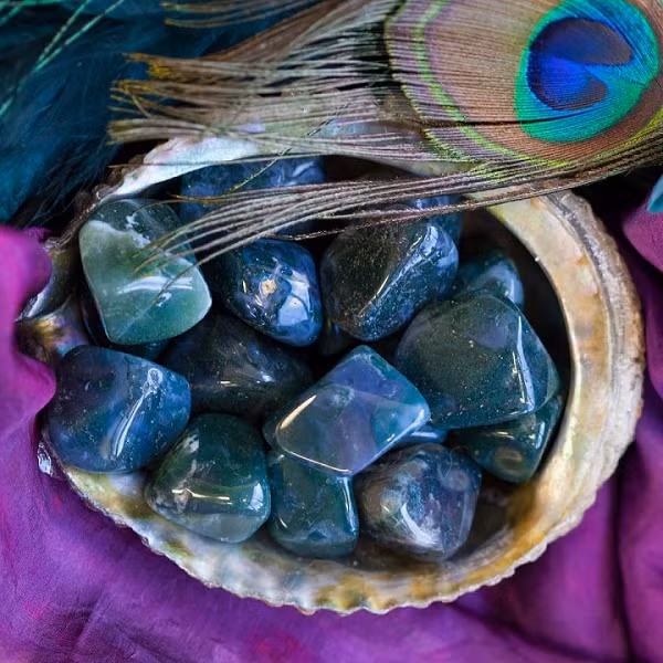 Trong thạch học trị liệu, người ta tin rằng mã não làm tăng tiềm năng, giúp điều trị bệnh ho lâu ngày và bệnh ở vùng họng; khi được đặt lên trán và ngực nó còn hỗ trợ chữa các bệnh như cảm, hạ sốt và giảm đau hiệu quả.