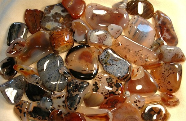 Về mặt phong thủy đá mã não có tác dụng hỗ trợ chữa lành các vết thương liên quan tới da, cụ thể là các vết dị ứng hoặc do bị côn trùng đốt. Đeo vòng làm bằng đá mã nào sẽ giúp hỗ trợ đường tiêu hóa và các cơ quan như ruột, dạ dày tốt hơn.