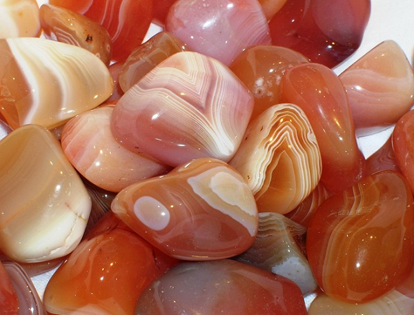 Đặc biệt, ngày nay mã não còn được ứng dụng vào trong phong thủy. Tuy nhiên, bạn cũng cần biết rằng đá mã não thô có đặc trưng là màu sáng, vì vậy không có mã não đen trong tự nhiên.