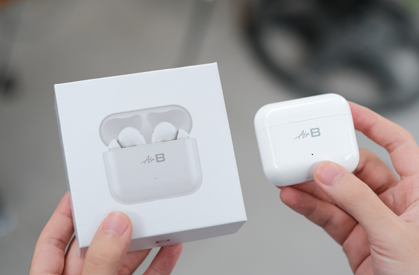 Cụ thể, lô hàng đầu tiên gồm 3.000 sản phẩm mang tên "Hộp sạc của tai nghe bluetooth (không kèm tai nghe), Model: AirB, mã CUM-E02A-SAC". Lô hàng thứ hai nhập 850 sản phẩm ghi "Hộp sạc của tai nghe bluetooth (không kèm tai nghe), Model: AirB Pro, mã CUM-E02B-SAC".