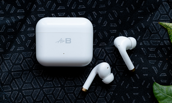Ngoài ra ông cũng cho biết, bộ phận chính của tai nghe không dây AirB là cặp hai tai nghe được Bkav thiết kế, sản xuất tại Việt Nam với các linh kiện nhập khẩu.