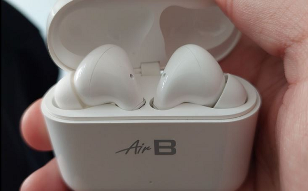 Mức giá nhập của hộp sạc AirB và AirB Pro đều là 3,56 USD/chiếc, tương đương khoảng 81.000 đồng. Hộp sạc của AirB Pro ngang bản thường do cấu trúc hộp sạc của cả hai phiên bản giống nhau.