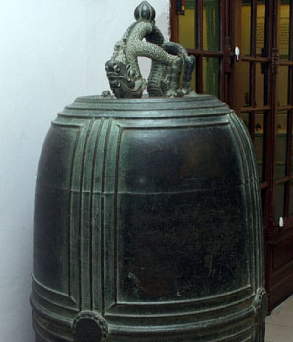 Bởi kim loại sắt thép có nhiều ưu điểm hơn. Đồng đen gặp lạnh thì nở ra không giống các kim loại khác lại co lại. Như vậy, có thể thấy cái mà người ta gọi là đồng đen không có giá trị cao như ta thường nghĩ.