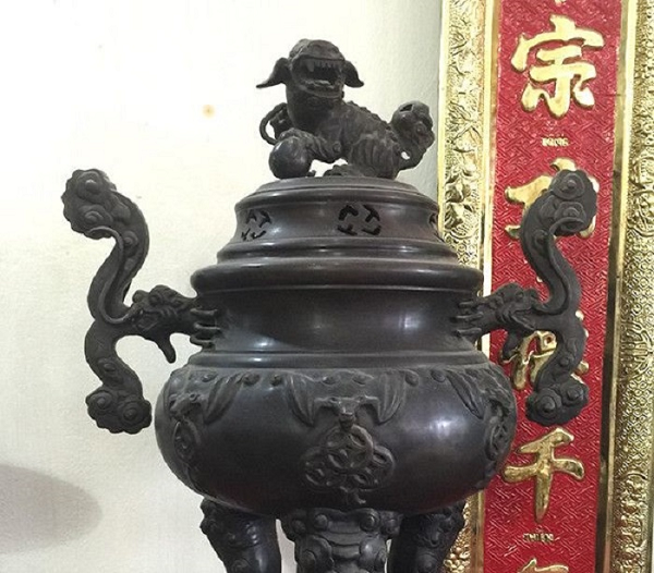 Họ cho biết "Cơ quan Hàng không vũ trụ NASA (Mỹ) đang rất cần kim loại này, giá hàng chục triệu USD một thỏi" hoặc đưa người bị lừa tới những căn nhà được dàn dựng sẵn với hàng chục người tranh giành nhau một thỏi "kim loại quý".