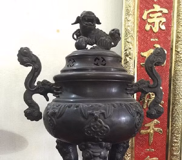 Họ cho biết "Cơ quan Hàng không vũ trụ NASA (Mỹ) đang rất cần kim loại này, giá hàng chục triệu USD một thỏi" hoặc đưa người bị lừa tới những căn nhà được dàn dựng sẵn với hàng chục người tranh giành nhau một thỏi "kim loại quý".