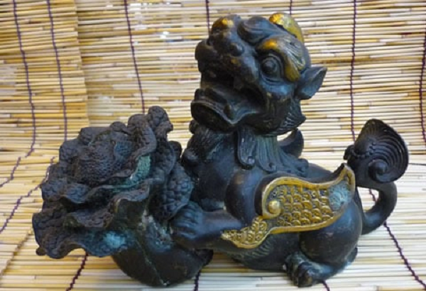 Có người đồn đại rằng đồng đen có tính phóng xạ, đưa lửa đến gần lửa sẽ tắt, nếu đưa thủy tinh lại gần thủy tinh sẽ bị rạn nứt, vỡ chỉ có ở Việt Nam,... Trong khi đó, không có tài liệu nghiên cứu nào nói đến và ghi chép lại.