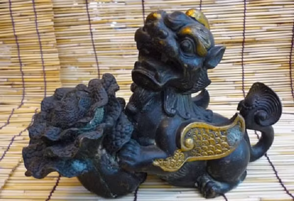 Có người đồn đại rằng đồng đen có tính phóng xạ, đưa lửa đến gần lửa sẽ tắt, nếu đưa thủy tinh lại gần thủy tinh sẽ bị rạn nứt, vỡ chỉ có ở Việt Nam,... Trong khi đó, không có tài liệu nghiên cứu nào nói đến và ghi chép lại.