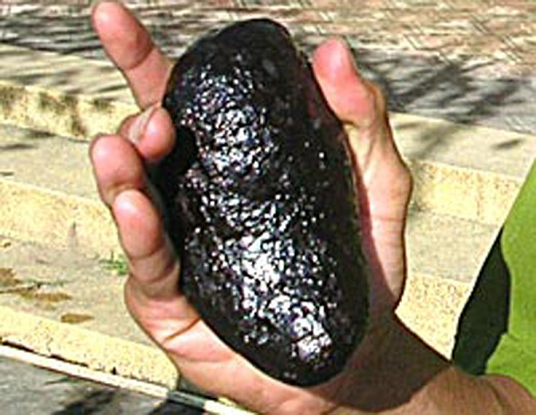 Vì vậy, rõ ràng, các nhóm lừa đảo thổi phồng thông tin để chiếm đoạt tài sản của nạn nhân. Tuy nhiên, theo dân gian, đồng đen là 1 kim loại cực kỳ quý hiếm và có những khả năng đặc biệt. Nó được chế tạo từ hợp kim của đồng và những kim loại có giá trị khác như vàng, bạc, thiếc hoặc kẽm… tạo thành 1 hợp kim màu đen.