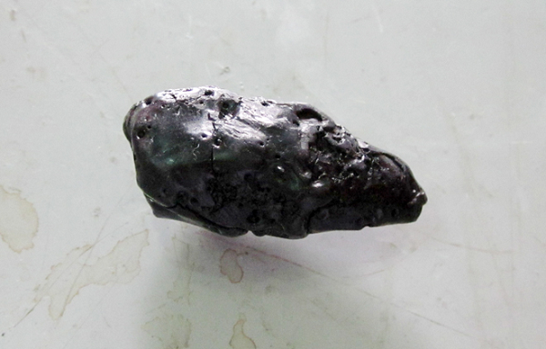 Có những giả thuyết cho rằng, chúng xuất phát từ những mảnh thiên thạch rơi xuống từ vũ trụ xuống Trái Đất nên được gọi là thiên thạch đồng đen. Chúng chỉ phân bổ theo 1 vết trải dài từ Việt Nam qua Lào, Thái Lan, Miến Điện.