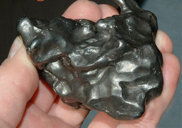 Tuy nhiên, thực chất là nó được đúc từ đồng đỏ và các hợp kim quý khác nhau, tạo thành màu đen nhánh. Hiện nay, chúng vẫn tồn tại nhưng lại rất hiếm. Chỉ còn lại các đồ vật được chế tác từ thời xa xưa, gần thì hàng trăm năm, lâu hơn nữa là hàng nghìn năm. Được đúc nhiều nhất chính là các tượng Phật.