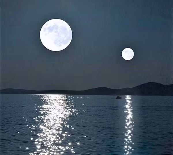 Theo nghiên cứu, vào 4,6 triệu năm trước Trái Đất có tới hai vệ tinh. Vệ tinh - Mặt Trăng thứ hai có đường kính khoảng 1.200 km và quay cùng quỹ đạo cho đến khi nó va chạm với Mặt Trăng "chính" nên bị đẩy ra xa.