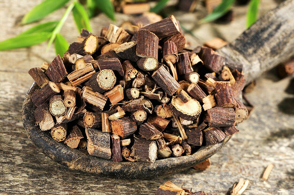 Sau khi nghe chuyên gia phân tích, lão Vương vô cùng vui sướng khi xây nhà lại đào được 1 con "rồng đất" quý giá như vậy. Ông quyết định sẽ tìm cửa hàng thuốc điều chế cây hà thủ ô đặc biệt này để sử dụng và dùng chúng làm quà cho người thân của mình.