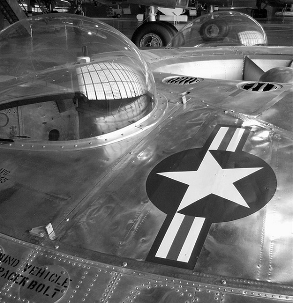 Điều gây ngạc nhiên là Project 1794 lại được Mỹ giao cho người nước ngoài thực hiện. Đó là hãng đóng máy bay Avro Aircraft của Canada do kỹ sư người Anh John “Jack” Frost lãnh đạo.