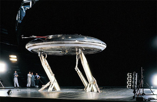 Theo tài liệu lưu trữ, hợp đồng đầu tiên của John Frost với không lực Mỹ ký vào năm 1955 và Avro Aircraft nhận được 750.000 USD tài trợ. Bước sang năm 1956, Avro Aircraft được đầu tư vào đĩa bay số tiền khá lớn: 2,6 triệu USD.