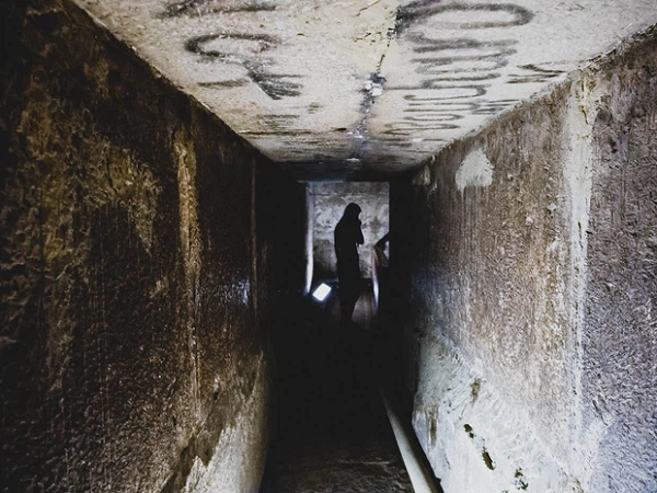 Khi những kim tự tháp còn nguyên vẹn, chưa bị sứt mẻ gì, còn nguyên lớp vỏ bóng bẩy bên ngoài, người ta đồn đoán rằng đứng ở những ngọn núi của Israel, thậm chí là Mặt trăng cũng có thể nhìn thấy kỳ quan thế giới cổ đại này phát sáng.