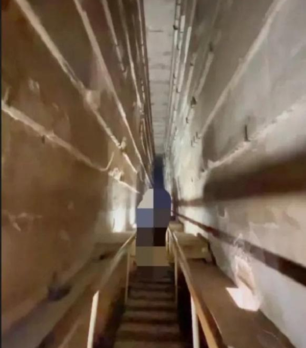 Vừa bước vào cửa, bạn bước lên cầu thang. Lối đi rất ngắn, bạn phải cúi lưng để leo cầu thang, và một số đoạn không có nguồn sáng. Nằm nghỉ một lúc trên cầu thang, sau một khúc rẽ, bạn sẽ đến một bãi đất trống có độ cao hàng chục mét. Cuối cùng, không cần phải cúi xuống để leo lên cầu thang.