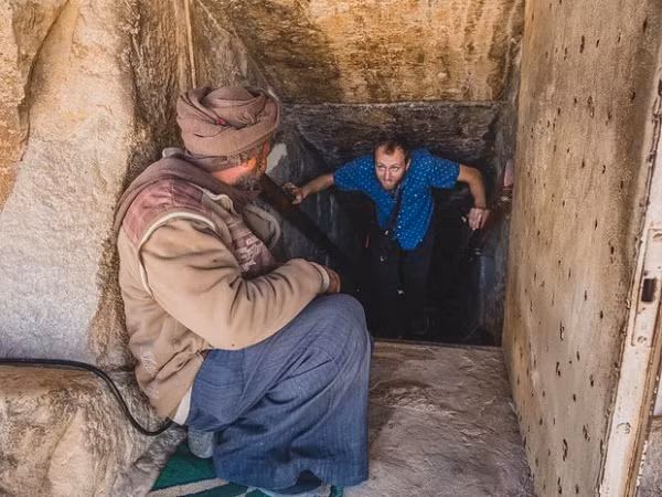 Nhiều người nghĩ rằng bên trong những kim tự tháp bí ẩn là những dòng chữ tượng hình ghi lại sự kiện và những mật truyền, lời nguyền. Điều này không có căn cứ xác thực, trong kim tự tháp Giza, người ta không tìm thấy dấu vết của chữ tượng hình.