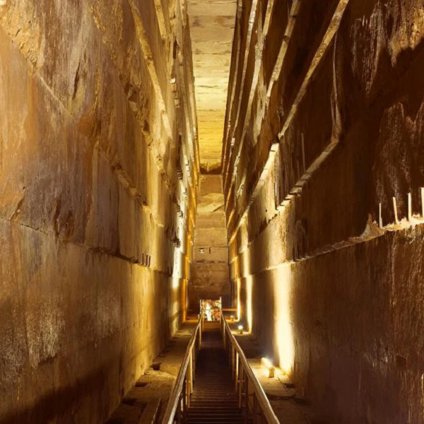 Do phương thức xây dựng vô cùng đặc biệt, nhiệt độ trong kim tự tháp quanh năm không đổi, luôn giữ ở mức 20 độ C.