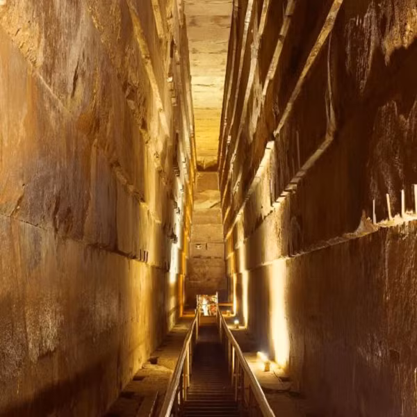 Do phương thức xây dựng vô cùng đặc biệt, nhiệt độ trong kim tự tháp quanh năm không đổi, luôn giữ ở mức 20 độ C.