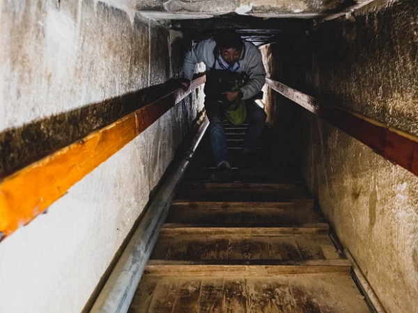 Để khiến cho kim tự tháp tỏa sáng, người Ai Cập cổ đại đã bao phủ những tảng đá to bằng một lớp vật liệu làm từ đá vôi trắng có độ bóng cao. Nhờ có độ bóng, kim tự tháp sẽ phát sáng khi ánh nắng mặt trời phản chiếu vào.