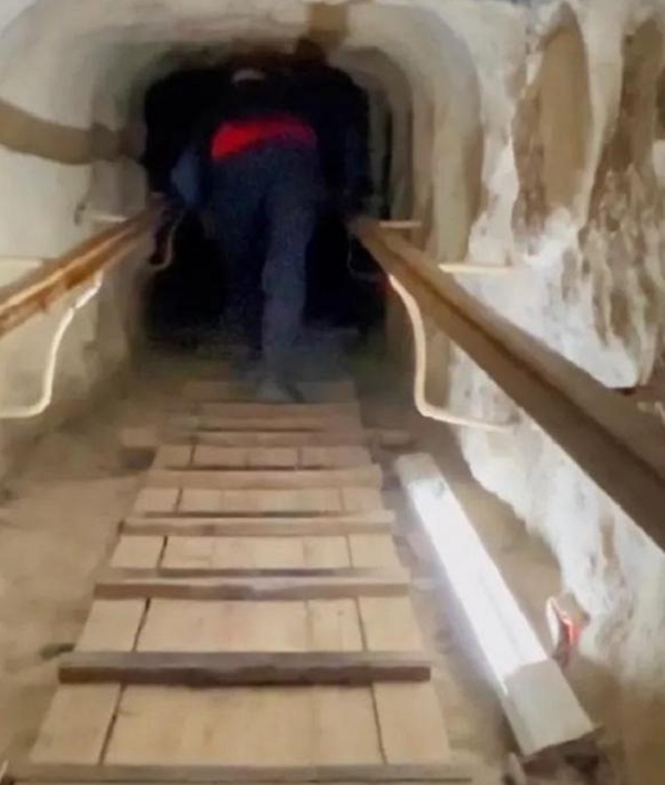 Sau đây là những chia sẻ của một người đã có cơ hội đi vào bên trong kim tự tháp. Lối vào kim tự tháp có một cánh cửa bằng đá, không cao, chỉ đủ chứa một người lớn.