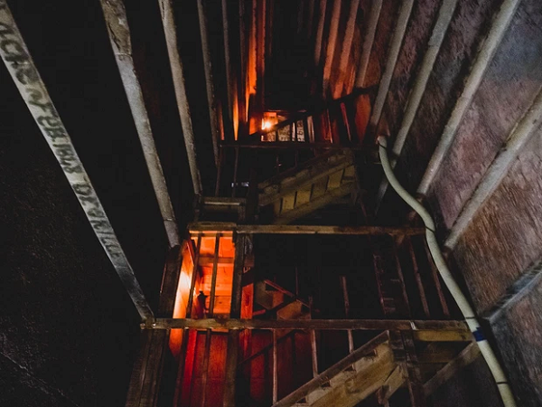 Nhiều người tin rằng kim tự tháp được xây dựng bởi những tù nhân và nô lệ nhưng sự thực hoàn toàn không phải như vậy. Những kim tự tháp được xây dựng bởi những công nhân bình thường, họ lao động và họ được trả tiền.