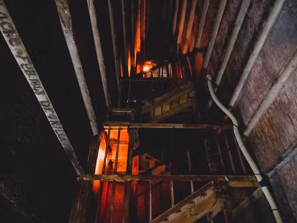 Nhiều người tin rằng kim tự tháp được xây dựng bởi những tù nhân và nô lệ nhưng sự thực hoàn toàn không phải như vậy. Những kim tự tháp được xây dựng bởi những công nhân bình thường, họ lao động và họ được trả tiền.