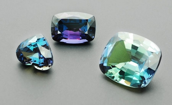 Alexandrite nổi tiếng với đặc tính quang học kỳ lạ khi có thể đổi màu tùy thuộc vào ánh sáng xung quanh. Với mỗi góc nhìn khác nhau, bạn sẽ thấy loại đá quý này sở hữu những màu sắc tuyệt đẹp khác nhau.
