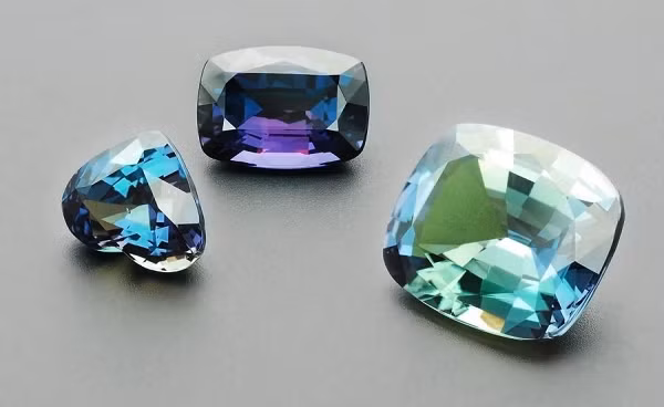 Alexandrite nổi tiếng với đặc tính quang học kỳ lạ khi có thể đổi màu tùy thuộc vào ánh sáng xung quanh. Với mỗi góc nhìn khác nhau, bạn sẽ thấy loại đá quý này sở hữu những màu sắc tuyệt đẹp khác nhau.