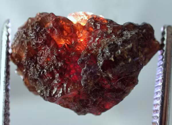 Được phát hiện lần đầu tiên bởi nhà khoáng vật học người Anh Arthur C.D. Pain vào thập niên 50 ở Myanmar, trong nhiều năm, Painite luôn đứng đầu bảng danh sách đá quý hiếm nhất thế giới với chỉ 2 mẫu đá được tìm thấy.