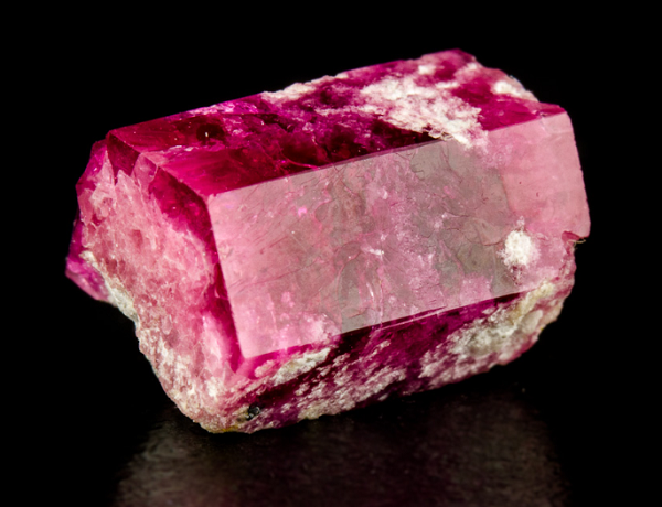 Red Beryl còn được gọi là ngọc lục bảo đỏ hoặc Bixbite đã được tìm thấy ở khu vực Utah, New Mexico và Bắc Mexico, là loại đá màu đỏ quý hiếm. Công thức hóa học của nó khá phức tạp: Al2Be3Si6O18 (beryllium silicat).