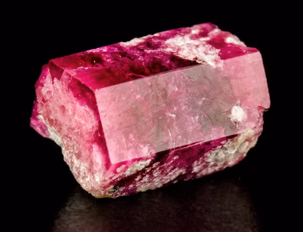 Red Beryl còn được gọi là ngọc lục bảo đỏ hoặc Bixbite đã được tìm thấy ở khu vực Utah, New Mexico và Bắc Mexico, là loại đá màu đỏ quý hiếm. Công thức hóa học của nó khá phức tạp: Al2Be3Si6O18 (beryllium silicat).