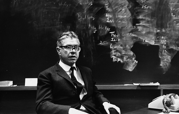 Fred Hoyle - một nhà vật lý thiên văn của thế kỷ 20 là một trong những tác giả của thuyết "trạng thái dừng" từng khá phổ biến khi nói về vũ trụ. Mô hình này cho rằng vũ trụ ở trong trạng thái như nó đã và sẽ luôn như vậy.