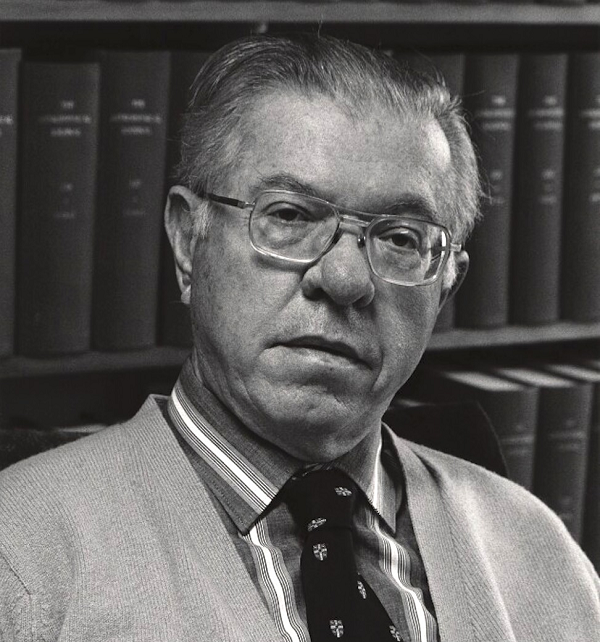 Ngay cả khi các nhà khoa học chứng minh được rằng vũ trụ đang giãn nở, đặc biệt là sau sự kiện Vụ nổ lớn xảy ra cách đây 13,8 tỷ năm, Hoyle vẫn bác bỏ ý kiến, và trung thành với mô hình trạng thái dừng.