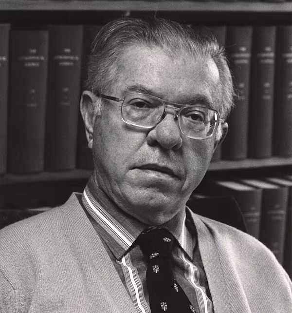 Ngay cả khi các nhà khoa học chứng minh được rằng vũ trụ đang giãn nở, đặc biệt là sau sự kiện Vụ nổ lớn xảy ra cách đây 13,8 tỷ năm, Hoyle vẫn bác bỏ ý kiến, và trung thành với mô hình trạng thái dừng.