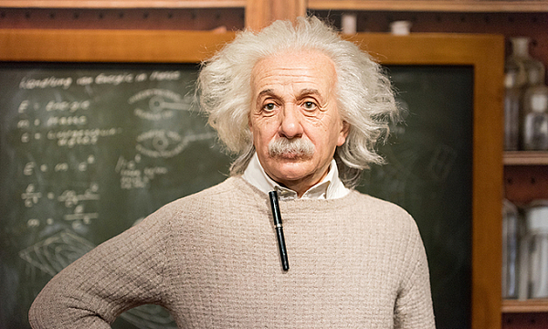 Sau khi các nhà thiên văn học phát hiện ra vũ trụ đang thực sự giãn nở, Einstein đã vô cùng bực tức với chính mình. Ông nhanh chóng loại bỏ "hằng số" khỏi phương trình.