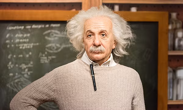 Sau khi các nhà thiên văn học phát hiện ra vũ trụ đang thực sự giãn nở, Einstein đã vô cùng bực tức với chính mình. Ông nhanh chóng loại bỏ "hằng số" khỏi phương trình.