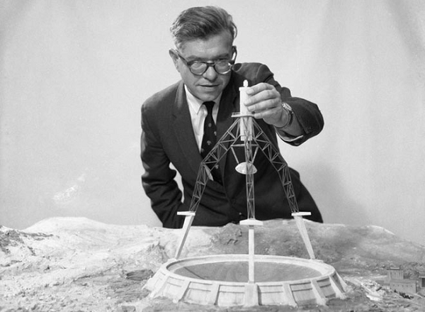 Hoyle cũng từng phản đối quyết liệt ý tưởng rằng sự sống bắt đầu trên Trái đất. Thay vào đó, ông cho rằng nó đến từ không gian. Lý thuyết này, được gọi là "panspermia", khi cho rằng những hạt giống của sự sống trên hành tinh của chúng ta có thể đã được mang đến bởi các sao chổi.