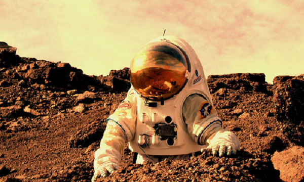 Họ đã tiến hành đối chiếu những gì xảy ra trong cơ thể những phi hành gia làm việc tại Trạm Vũ trụ Quốc tế ISS trong vòng 6 tháng với người vẫn ở liên tục trên Trái Đất.