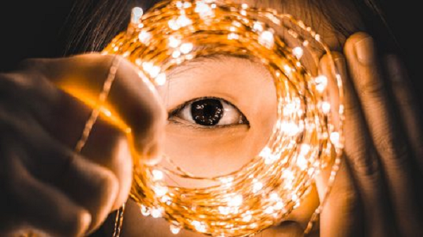 Tuy nhiên, thú vị hơn về khả năng đặc biệt của Price là ông cho biết, qua “nhìn xa” đã phát hiện các căn cứ của người ngoài hành tinh ở nhiều nơi. Price cho biết, có những căn cứ tương tự trên Mặt trăng, sao Hỏa và dưới các đại dương của Trái đất. Tất cả những người ngoài hành tinh tại các căn cứ này khá giống con người, nhưng “tim, phổi, máu và mắt của họ khác nhau”.