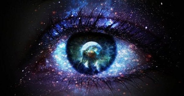 Việc bịt mắt được thực hiện kỹ, đảm bảo không có khe hở. Thoạt đầu, chị đọc tờ giấy mời họp của một nhà báo chính xác phần tiếng Việt, chỉ bỏ qua phần tiếng Anh vì chưa học Anh ngữ bao giờ. Tiếp đến là đọc thông tin trên một tờ báo được một vị khách đưa ra. Những người có mặt không giấu nổi bất ngờ và cả cũng có người... nghi ngờ.