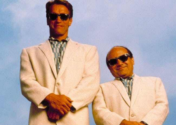 Một cặp sinh đôi sống tách nhau từ khi họ chỉ mới 3 tuần tuổi nhưng 39 năm sau, vào năm 1979, khi gặp lại nhau, họ mới phát hiện ra rằng mình có cuộc sống giống hệt nhau. Cả 2 người đều được đặt tên là James, đều làm việc trong ngành luật khi trưởng thành, đều lấy những người phụ nữ tên là Linda, rồi ly hôn và tái hôn với những người phụ nữ tên Betty. Cặp sinh đôi này cũng có những người con trai và cùng đặt tên là James Allan.