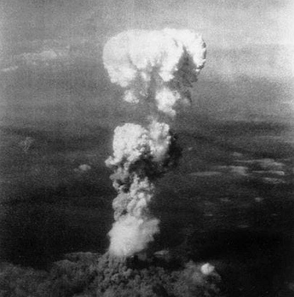 Tsutomu Yamaguchi có một chuyến công tác tới Hiroshima ngày 6/8/1945, đúng ngày Mỹ ném bom xuống thành phố này. Anh bị bỏng nghiêm trọng nhưng sau đó đã hồi phục. Khi anh Tsutomu quay trở về Nagasaki - nơi Mỹ ném quả bom nguyên tử thứ 2 chỉ vài ngày sau đó, anh cũng xoay xở được để thoát khỏi thảm họa này.