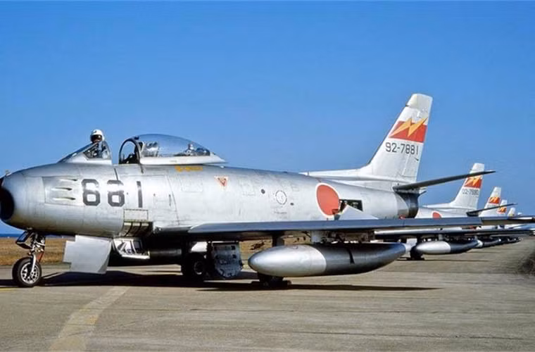 Tiêm kích đánh chặn F-86 dài 11,4m, cao 4,5m, sải cánh 11,3m, trọng lượng cất cánh tối đa 8,2 tấn.