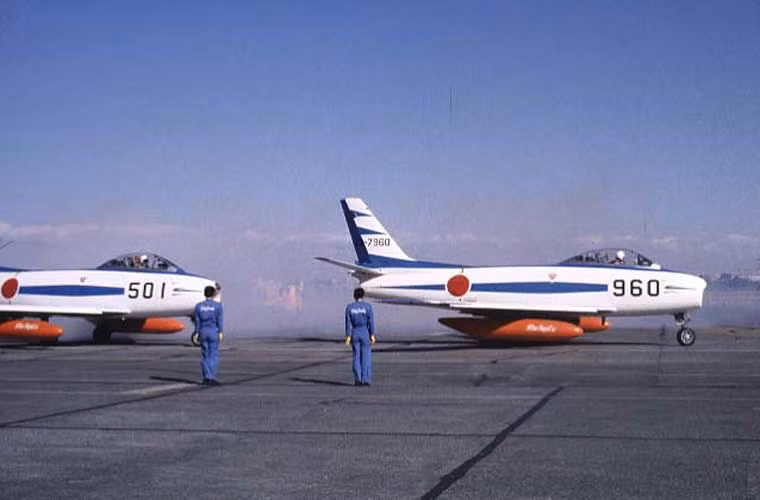 Hỏa lực của F-86 gồm 6 khẩu đại liên 12,7mm M3 với 1.800 viên đạn và 2,4 tấn bom, rocket hoặc thùng dầu phụ lắp trên 4 giá treo cánh.