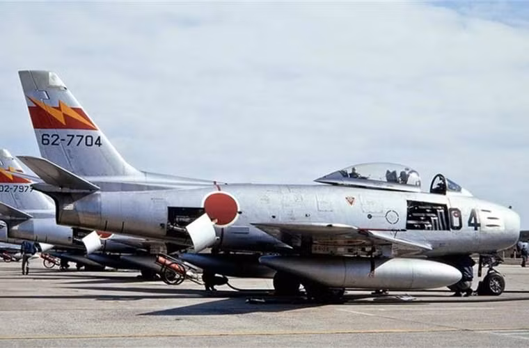 Tổng cộng, Nhật Bản đã đưa vào trang bị tới 557 chiếc F-86, trong số đó có 122 chiếc do North American sản xuất, còn lại 435 chiếc do hãng Mitsubishi chế tạo theo giấy phép North American.