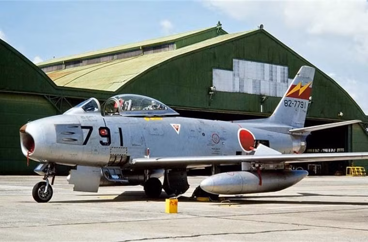 Nhật Bản chủ yếu trang bị biến thể sản xuất loạt cuối cùng của dòng F-86 - F-86F được cải tiến một số điểm trên cánh và thân cho góc tấn công tốc độ cao, khả năng cơ động tốt hơn các đời trước...