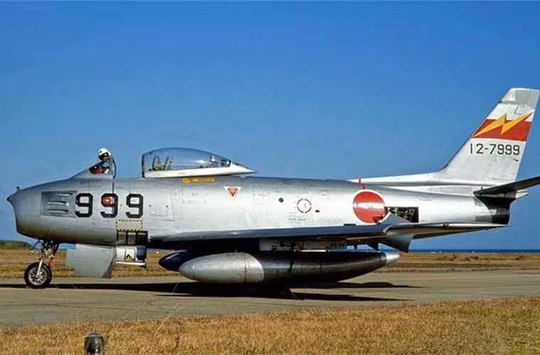 F-86 trang bị một động cơ tuốc bin phản lực J47-GE-27 cung cấp lực 26,3 kN cho tốc độ bay tối đa 1.106km/h, tầm bay đạt tới 2.400km, vận tốc leo cao 45,72m/s, trần bay 15,1km.